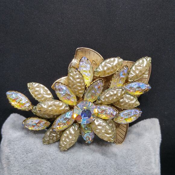 Vintage 1950s Molded Lava Glass Aurora Borealis Rhinestone Floral Brooch - Picture 4 of 10